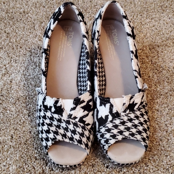 Tom's size 7.5 super cute shoes - Picture 3 of 3